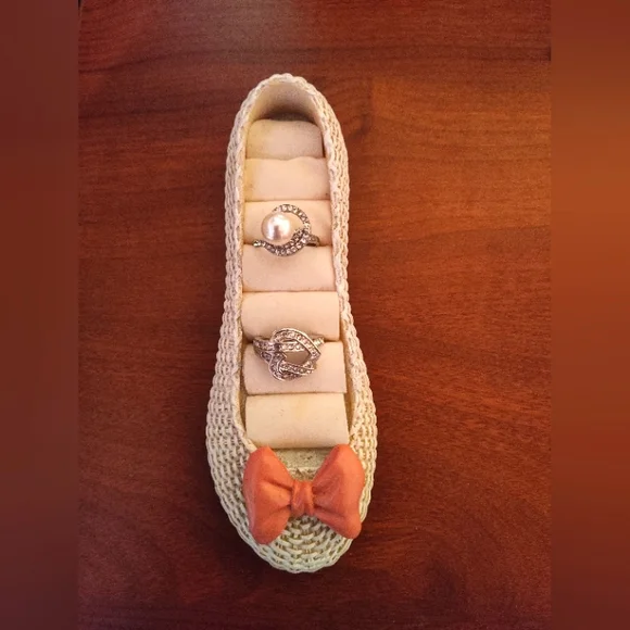 Ceramic shoe shape ring holder - Picture 1 of 6